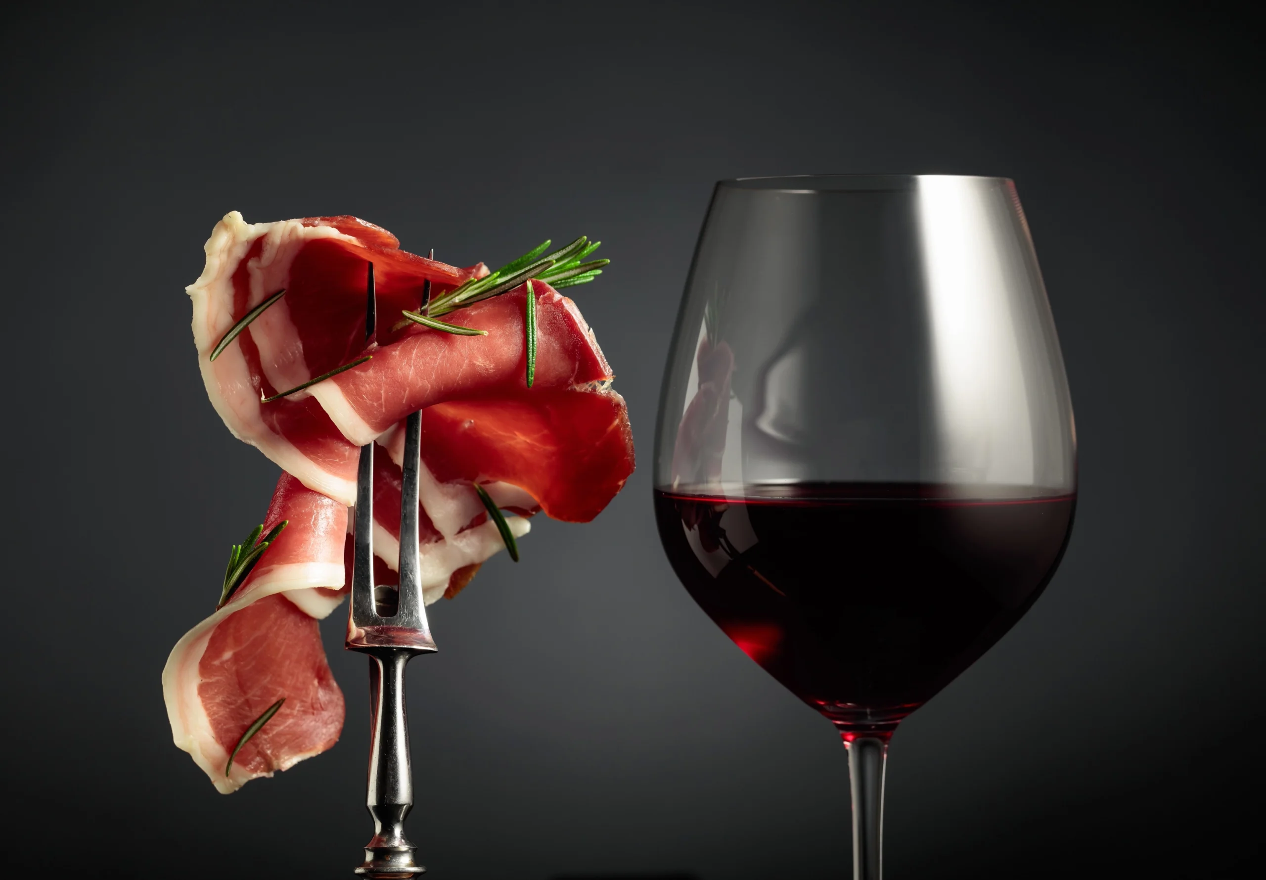 Jamón y copa de vino